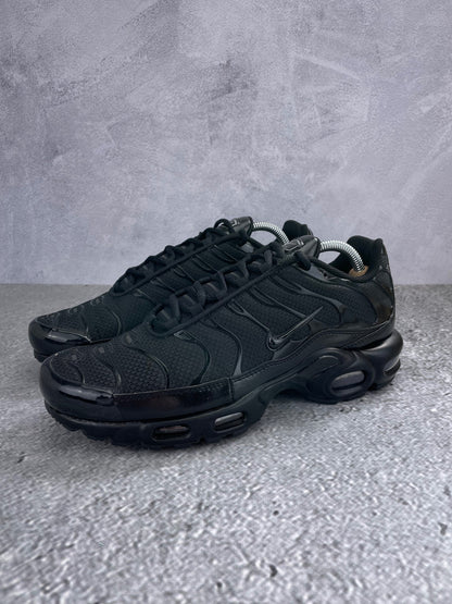 Nike Air Max Plus Triple Black - buty sportowe, widok z boku na tle studyjnym