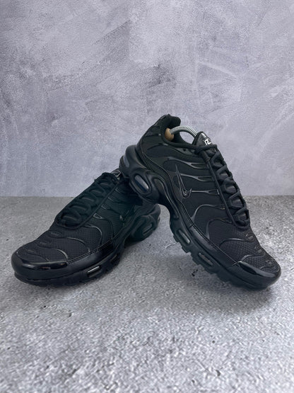 Nike Air Max Plus Triple Black - buty sportowe, para butów, widok z boku na tle studyjnym