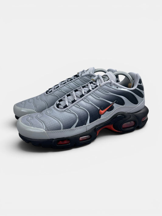 Nike Air Max Plus Wolf Grey Picante Red - buty sportowe, widok z boku