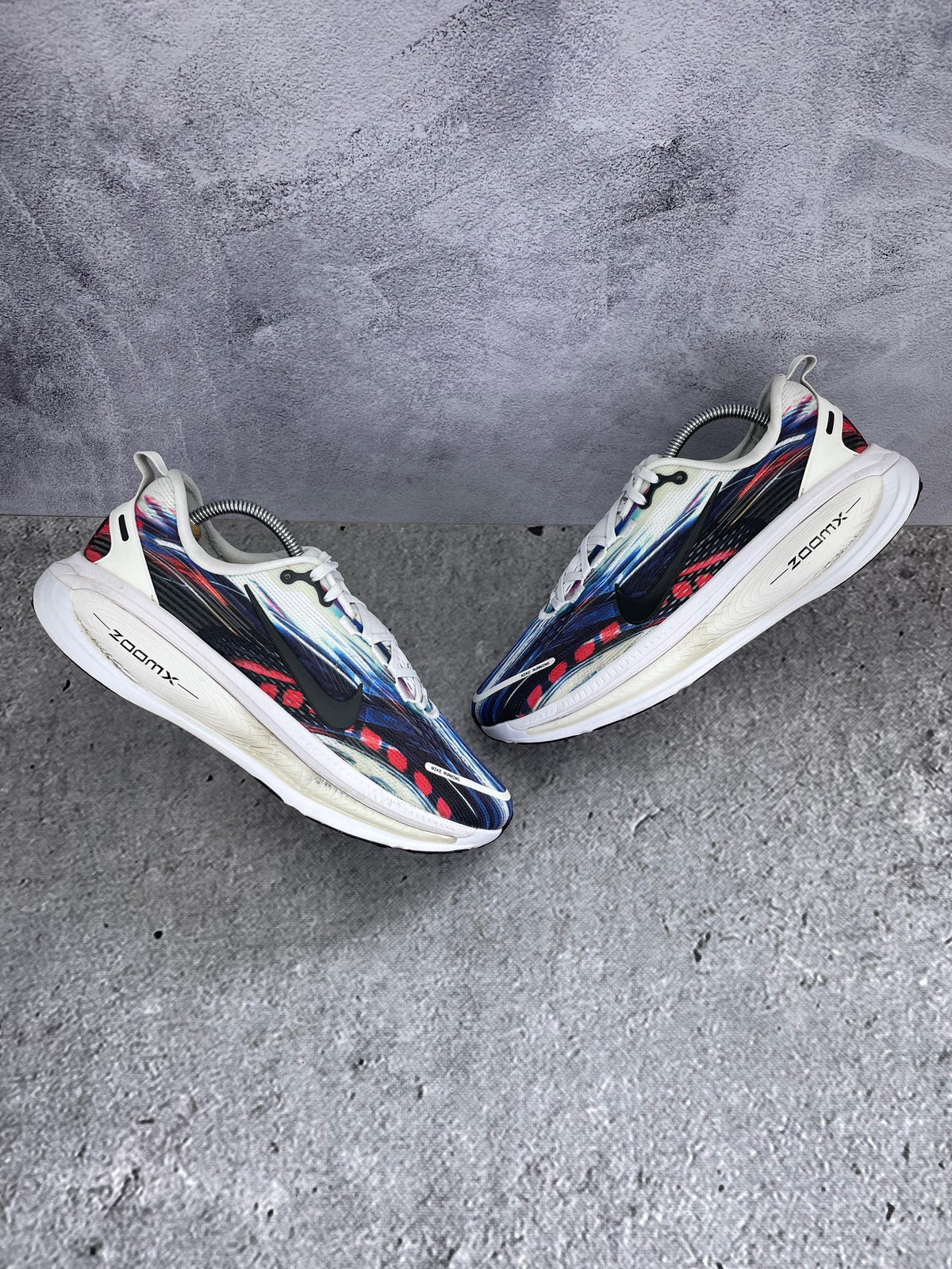 Nike Vomero 18 Multicolor - buty sportowe, widok z góry na zewnętrzną stronę butów