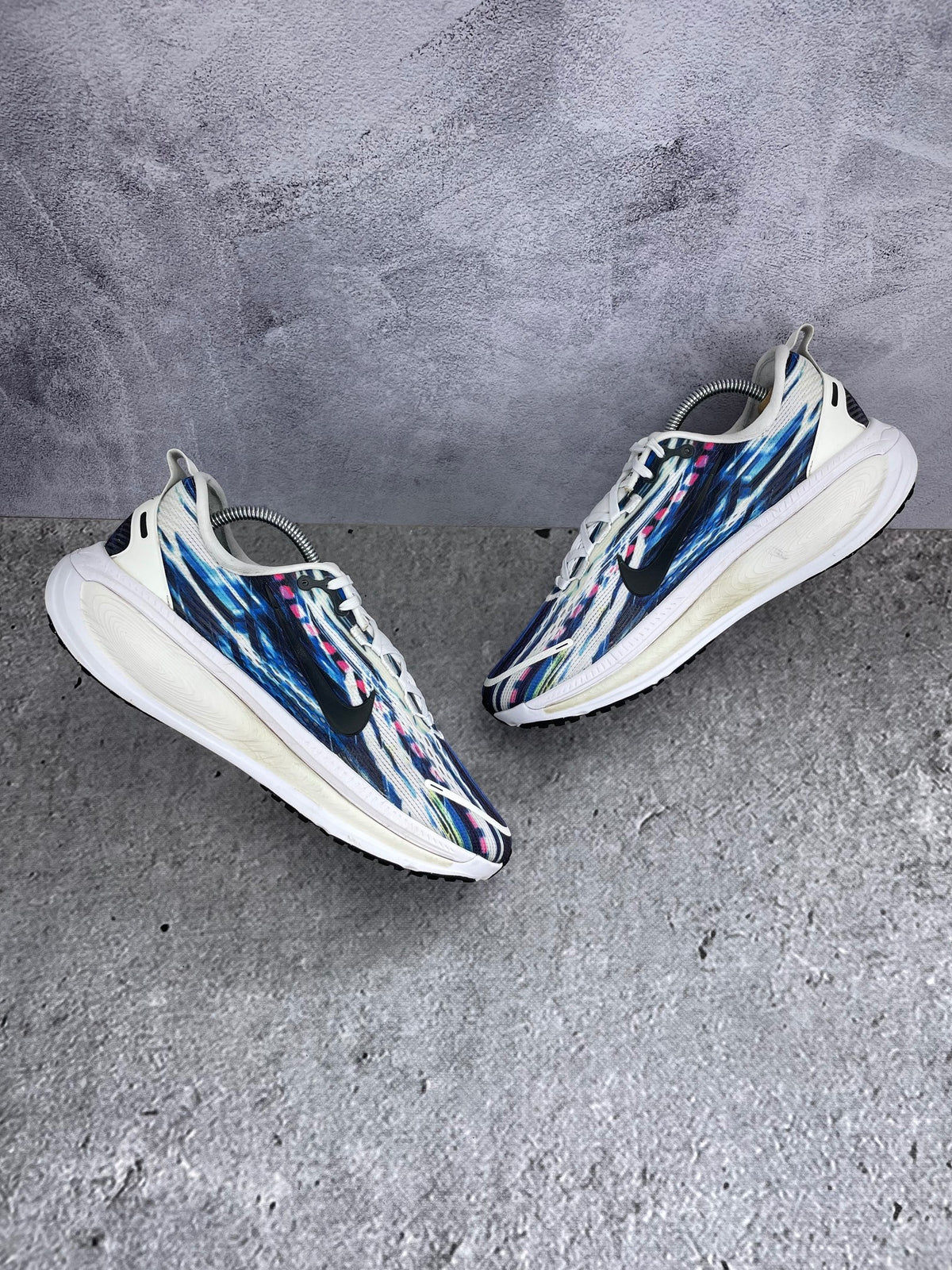 Nike Vomero 18 Multicolor - buty sportowe, zewnętrzny panel prawego buta