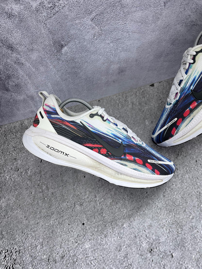 Nike Vomero 18 Multicolor - buty sportowe, zewnętrzny panel lewego buta