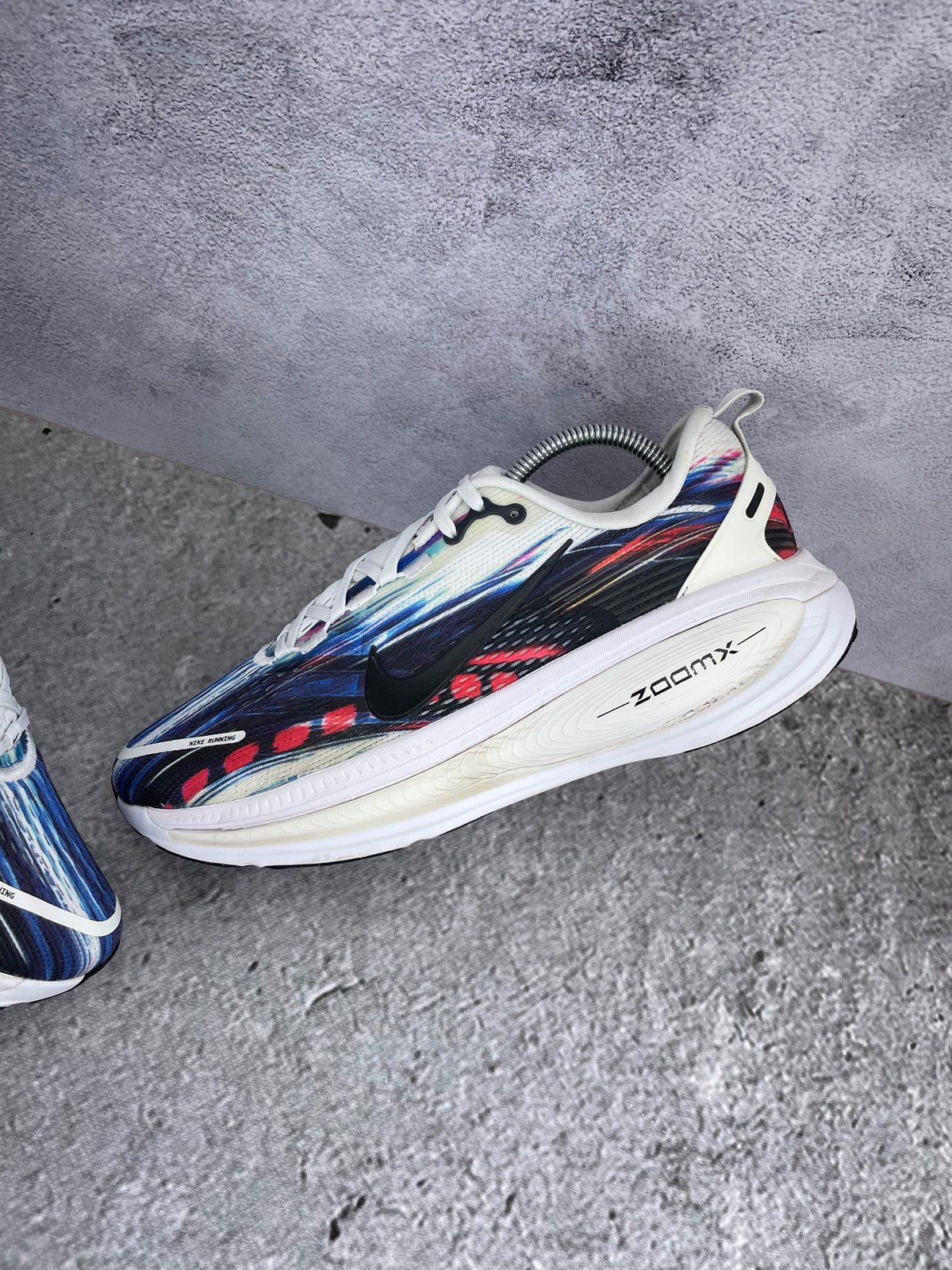 Nike Vomero 18 Multicolor - buty sportowe, widok z góry na wewnętrzną stronę butów