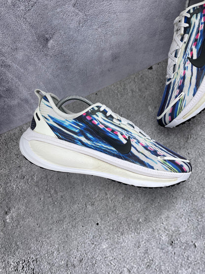 Nike Vomero 18 Multicolor - buty sportowe, wewnętrzny panel lewego buta