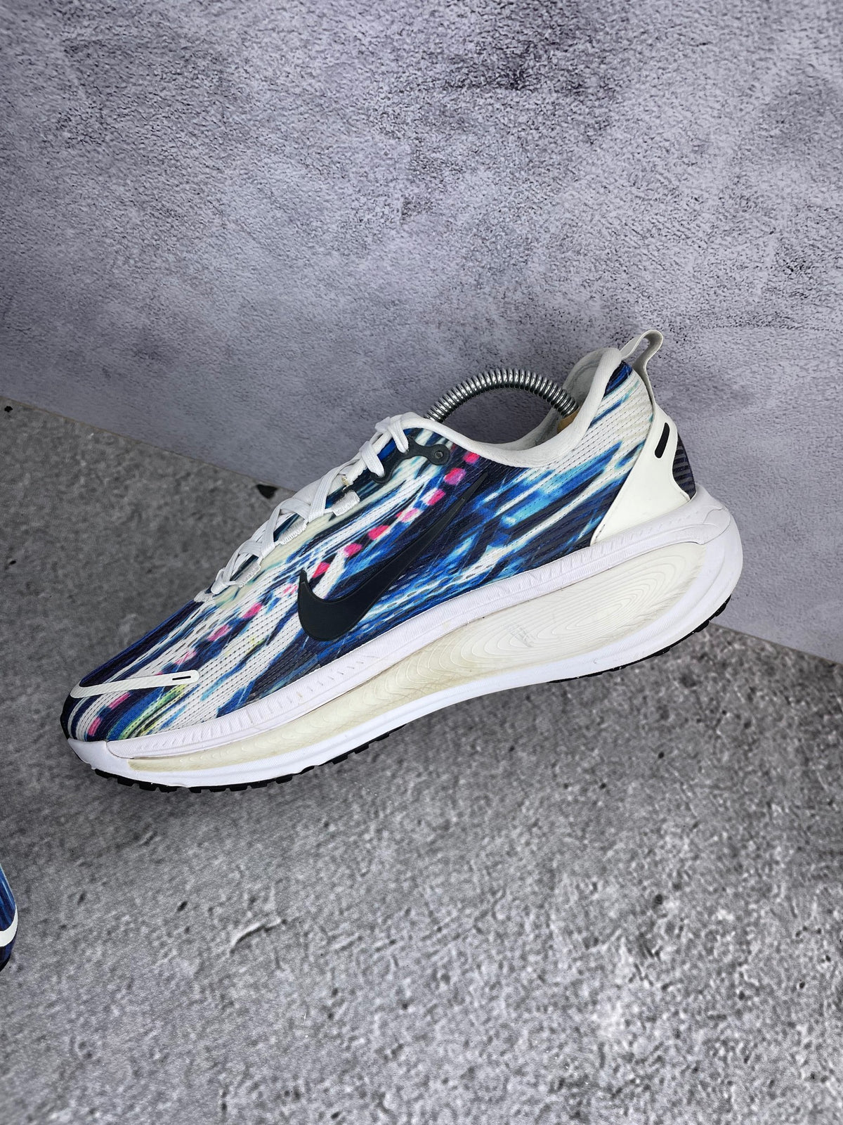 Nike Vomero 18 Multicolor - buty sportowe, wewnętrzny panel prawego buta