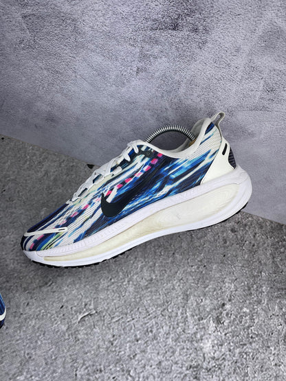 Nike Vomero 18 Multicolor - buty sportowe, wewnętrzny panel prawego buta