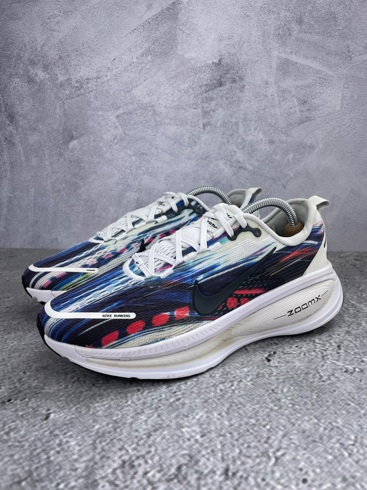 Nike Vomero 18 Multicolor - buty sportowe, widok z boku na tle studyjnym
