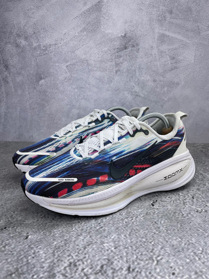 Nike Vomero 18 Multicolor - buty sportowe, widok z boku na tle studyjnym