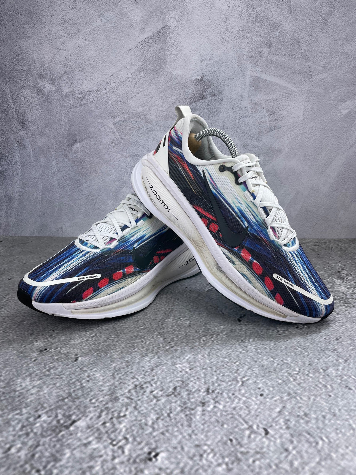 Nike Vomero 18 Multicolor - buty sportowe, para butów, widok z boku na tle studyjnym