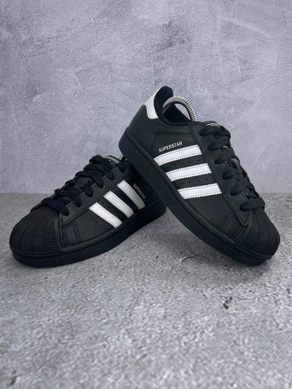 Adidas Superstar II Black White - buty sportowe, para butów, widok z boku na tle studyjnym
