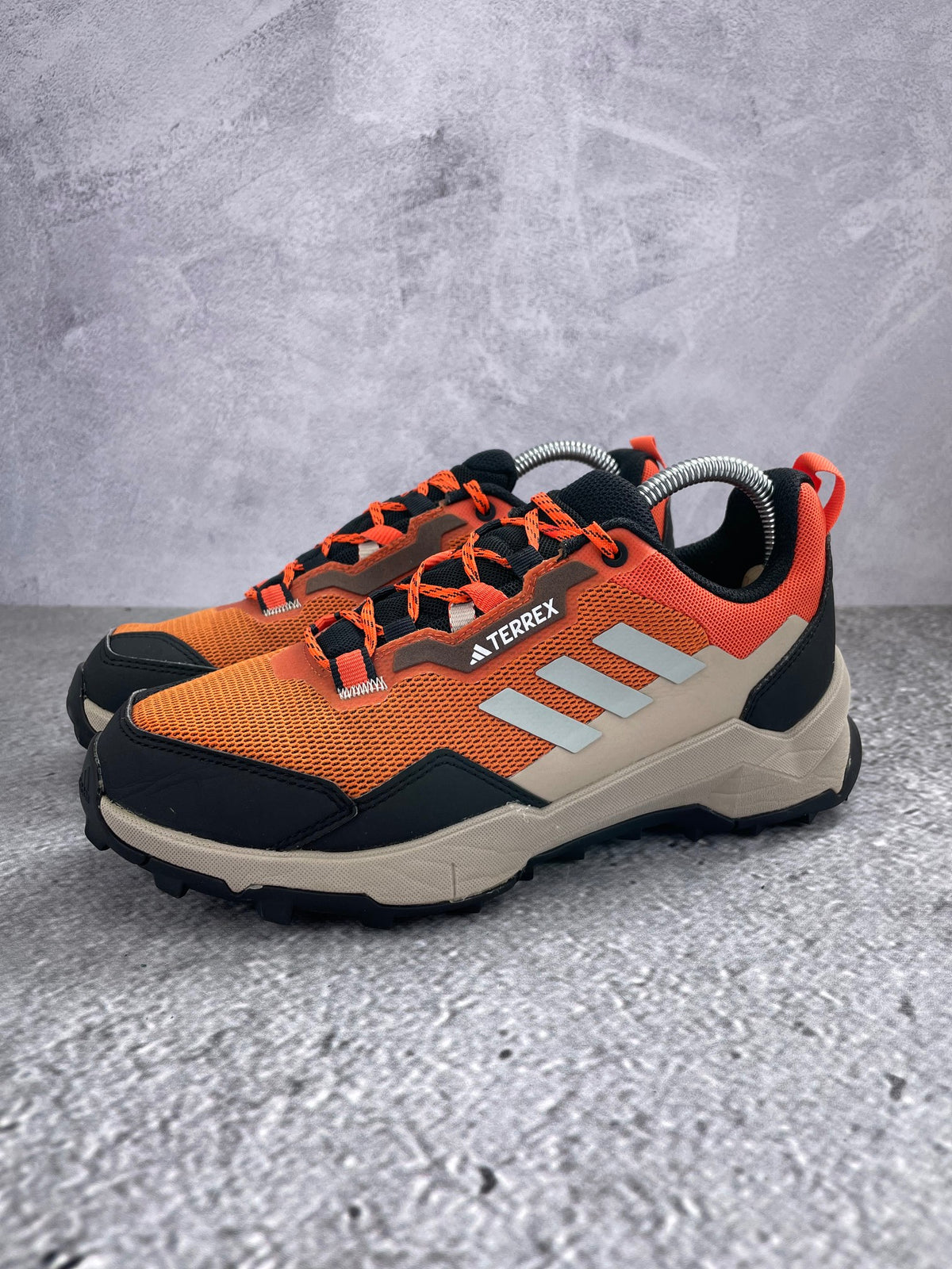 Adidas Terrex IF4871 - buty sportowe, widok z boku na tle studyjnym
