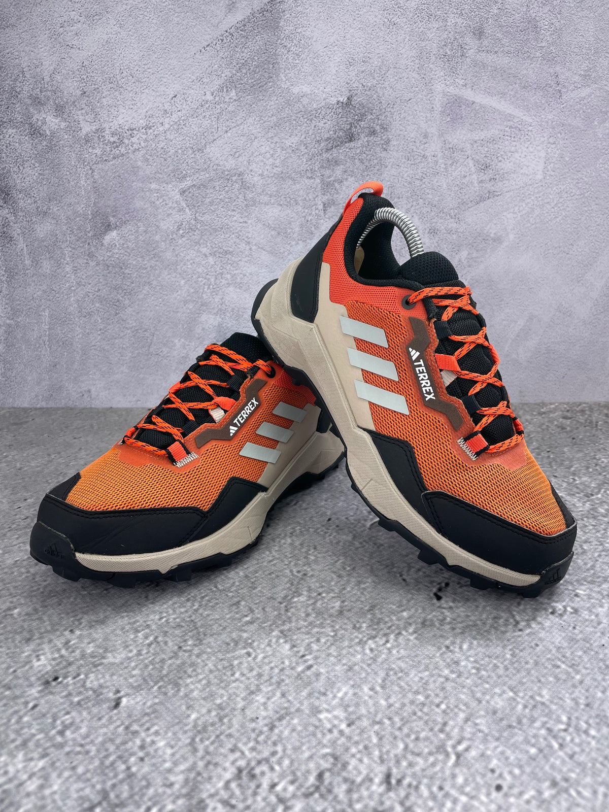 Adidas Terrex IF4871 - buty sportowe, para butów, widok z boku na tle studyjnym