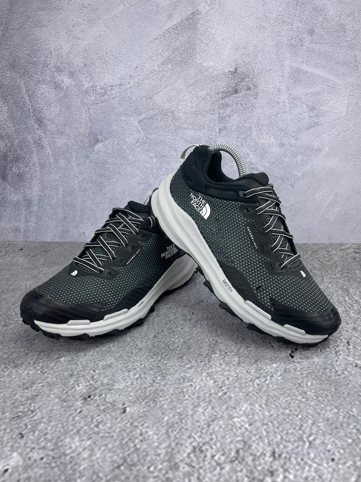 The North Face Vectiv Fastpack Futurelight NF0A5JCZ - buty sportowe, para butów, widok z boku na tle studyjnym