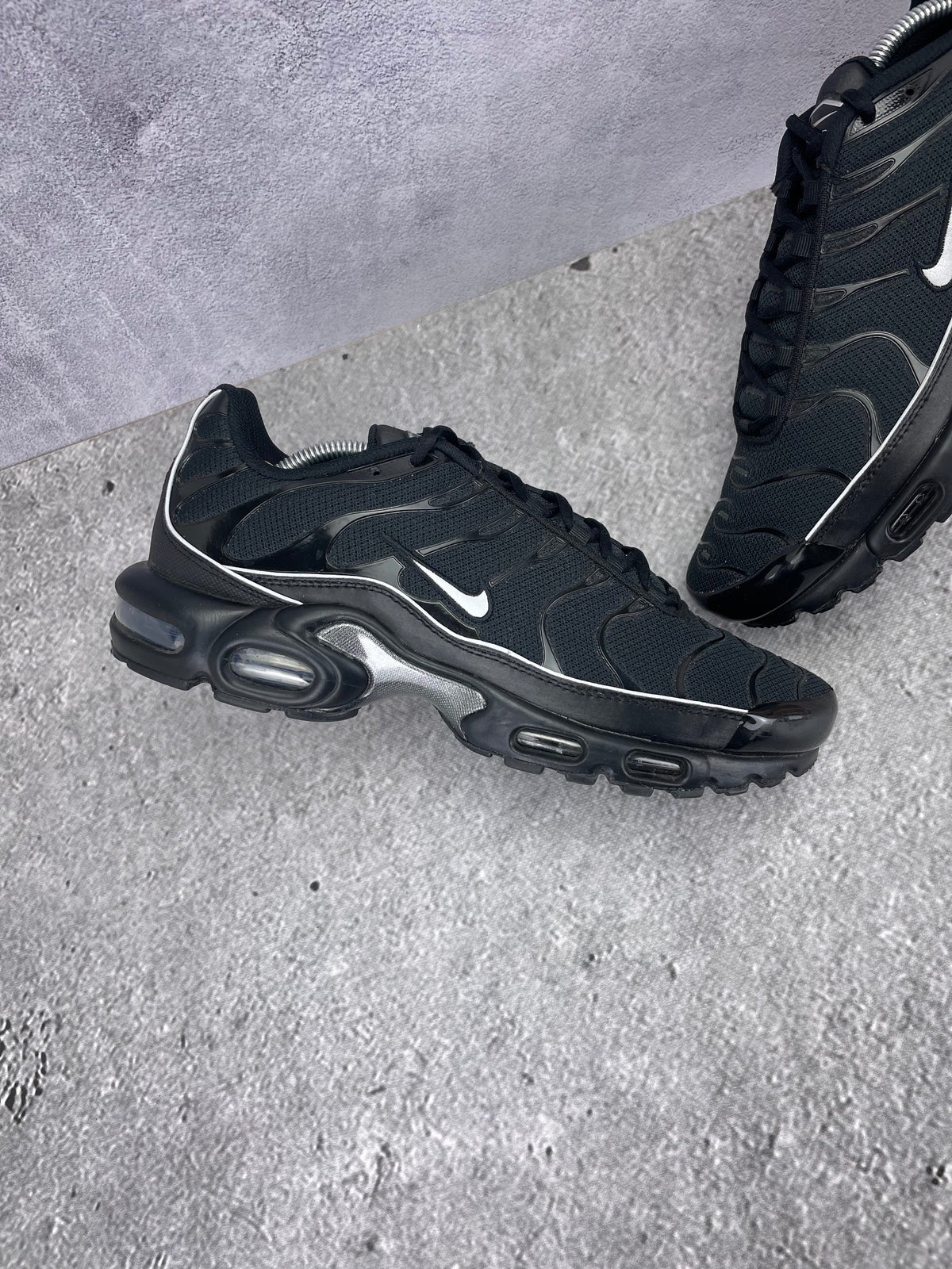 Nike Air Max Plus Black Reflective - buty sportowe, zewnętrzny panel lewego buta
