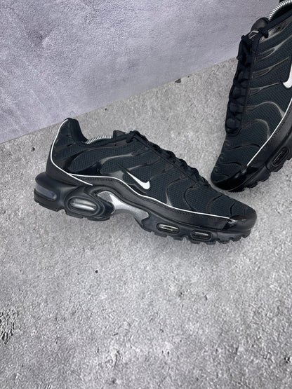 Nike Air Max Plus Black Reflective - buty sportowe, zewnętrzny panel lewego buta