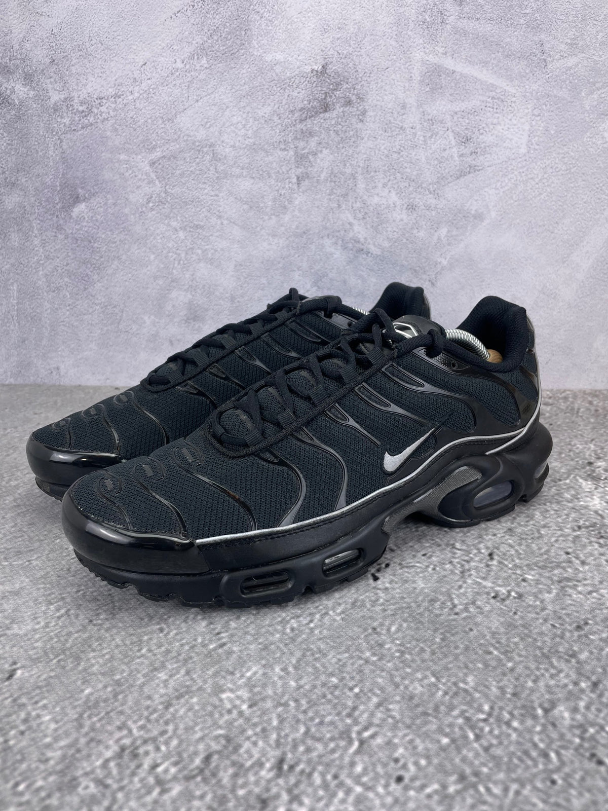 Nike Air Max Plus Black Reflective - buty sportowe, widok z boku na tle studyjnym