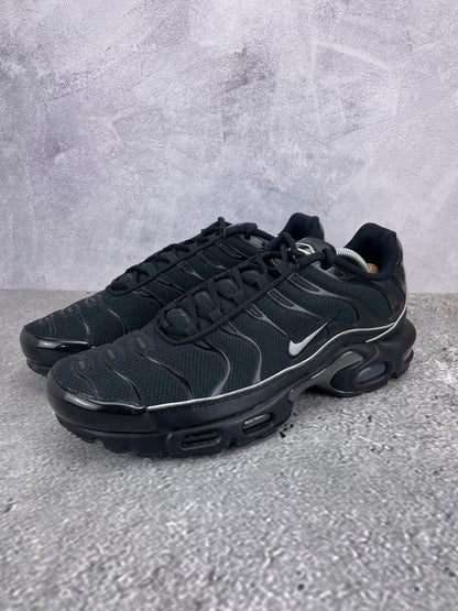 Nike Air Max Plus Black Reflective - buty sportowe, widok z boku na tle studyjnym