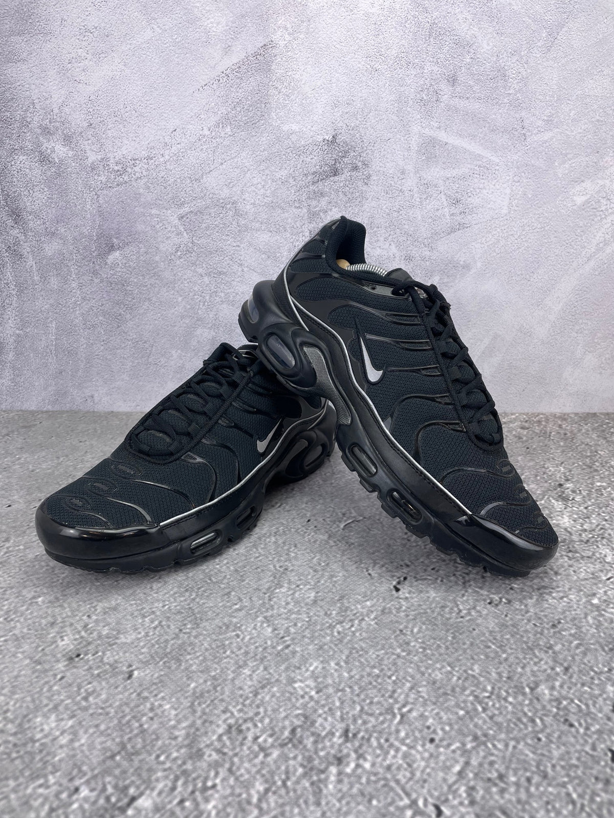 Nike Air Max Plus Black Reflective - buty sportowe, para butów, widok z boku na tle studyjnym