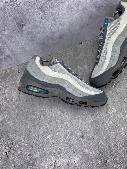 Nike Air Max 95 IH4457-003 - buty sportowe, wewnętrzny panel lewego buta