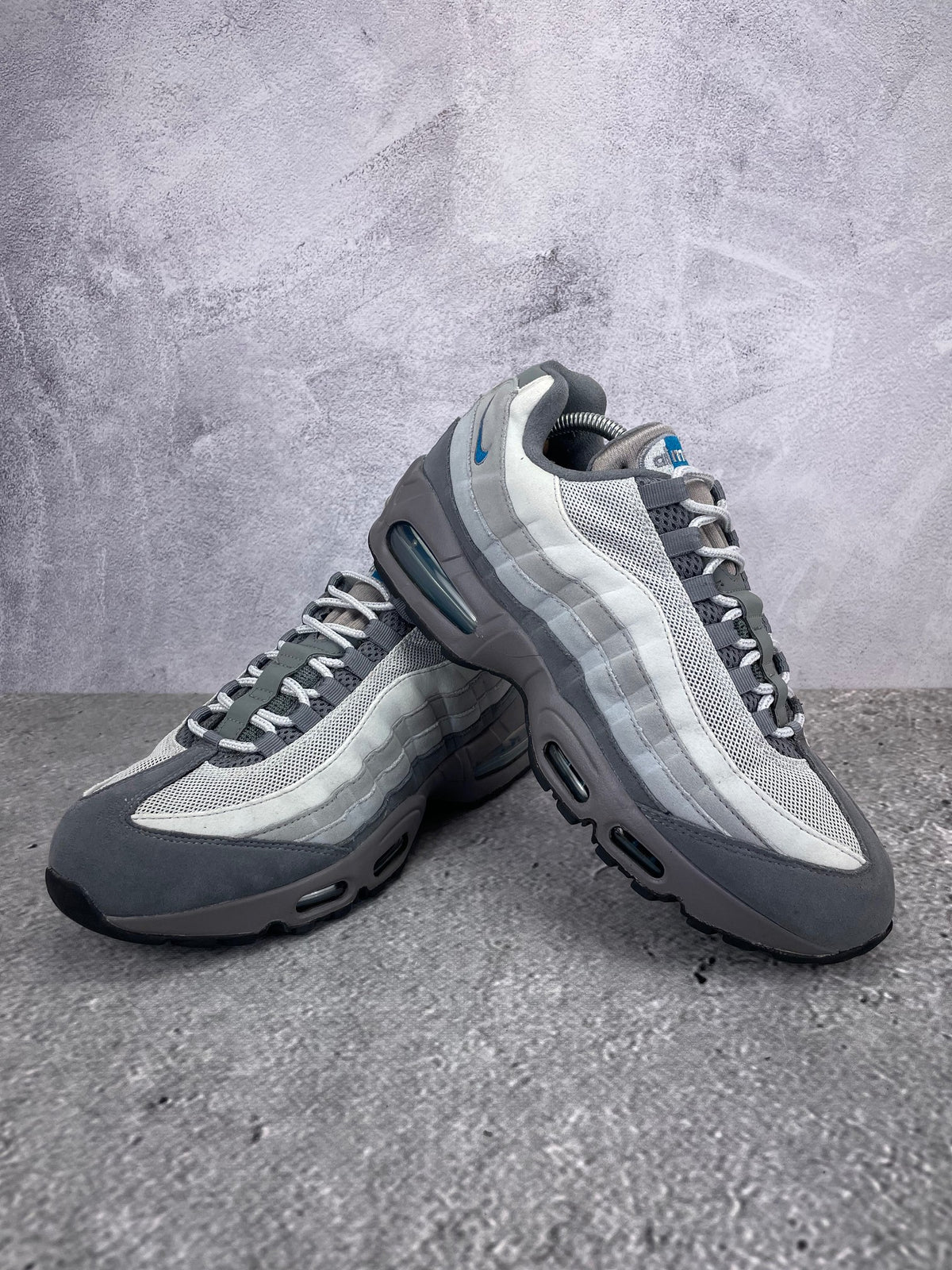Nike Air Max 95 IH4457-003 - buty sportowe, para butów, widok z boku na tle studyjnym