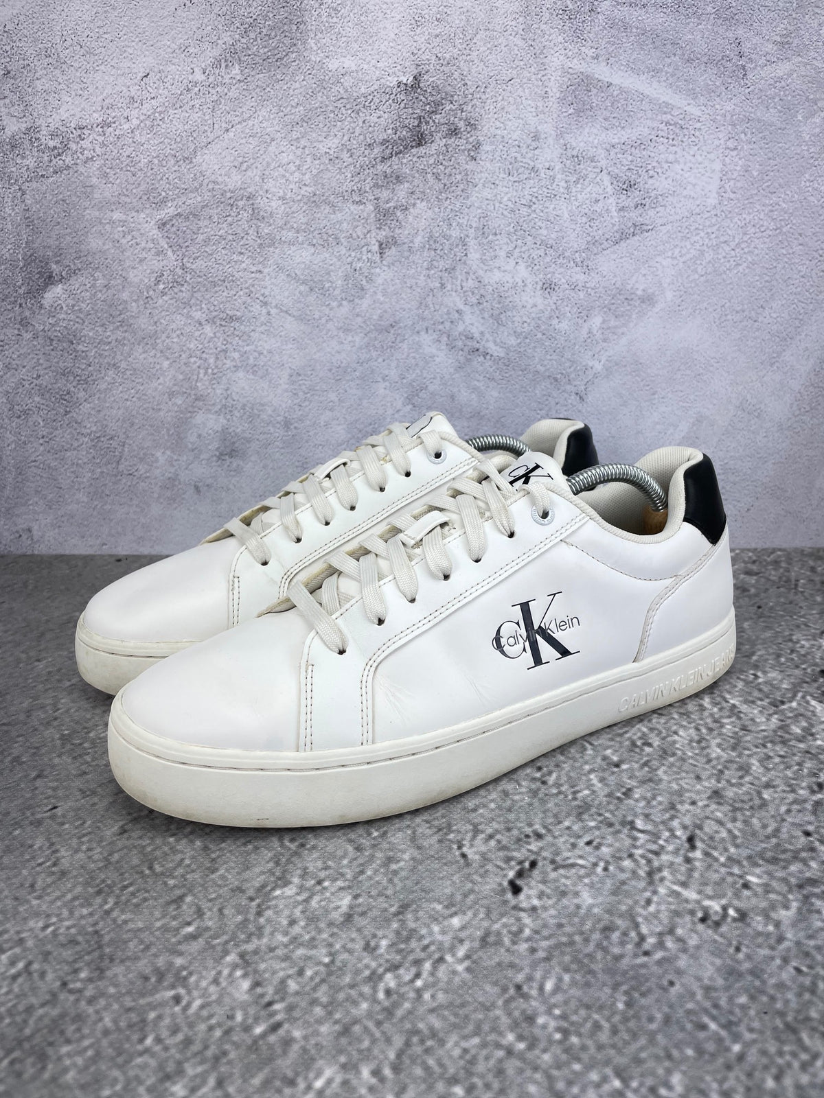 Calvin Klein Cupsole YM0YM01369 - buty sportowe, widok z boku na tle studyjnym