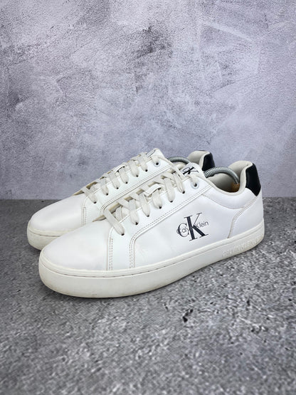 Calvin Klein Cupsole YM0YM01369 - buty sportowe, widok z boku na tle studyjnym