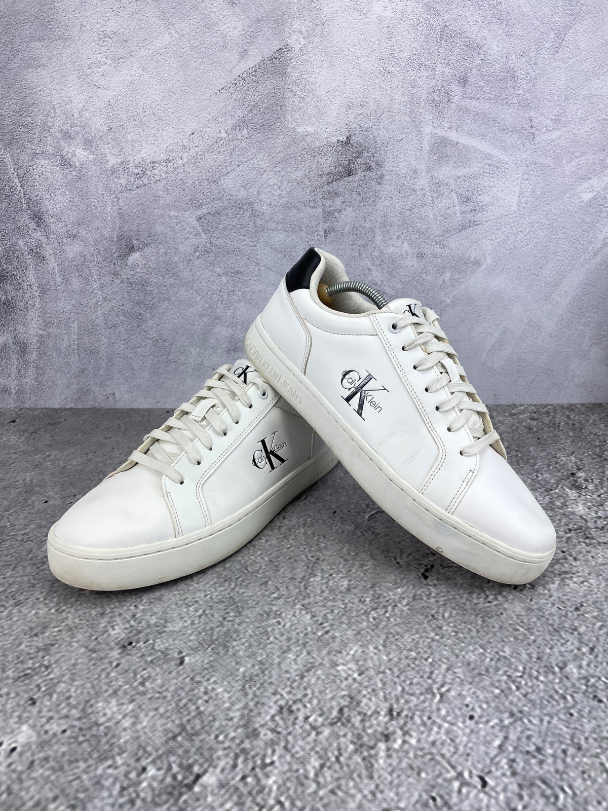 Calvin Klein Cupsole YM0YM01369 - buty sportowe, para butów, widok z boku na tle studyjnym