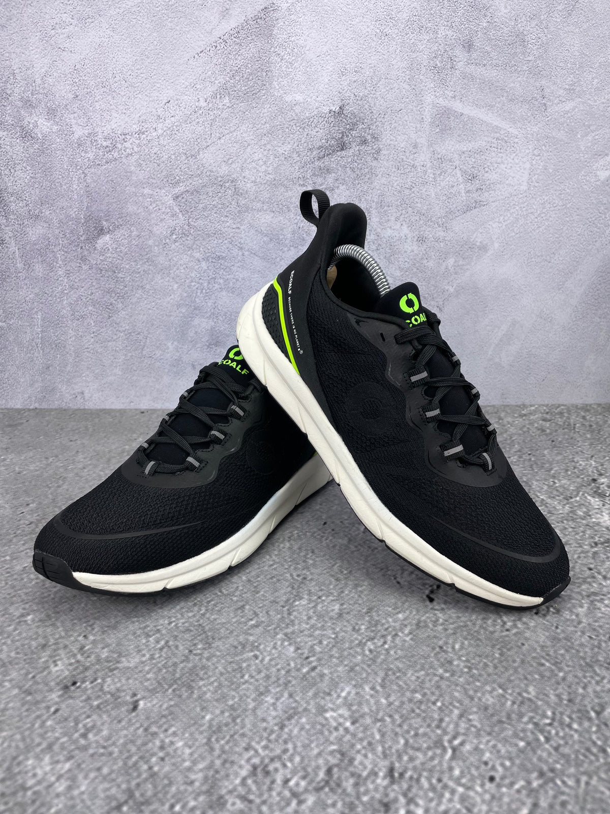 Ecoalf Sneakers - buty sportowe, para butów, widok z boku na tle studyjnym