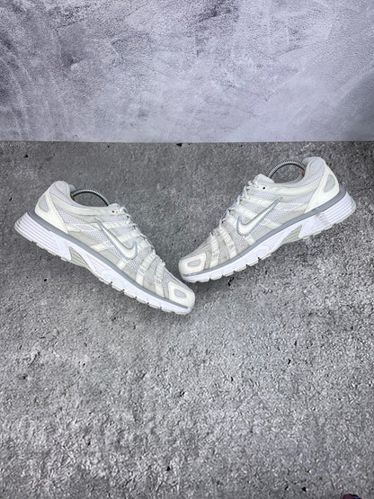 Nike P-6000 FV6603-101 - buty sportowe, zewnętrzny panel prawego buta