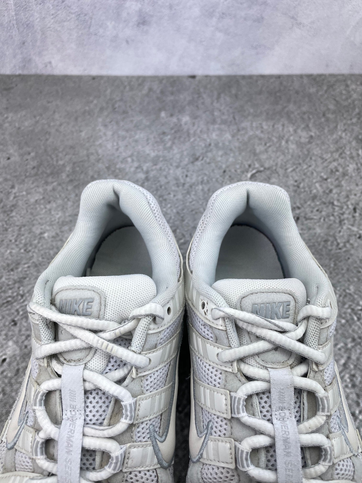 Nike P-6000 FV6603-101 - buty sportowe, zapiętki butów
