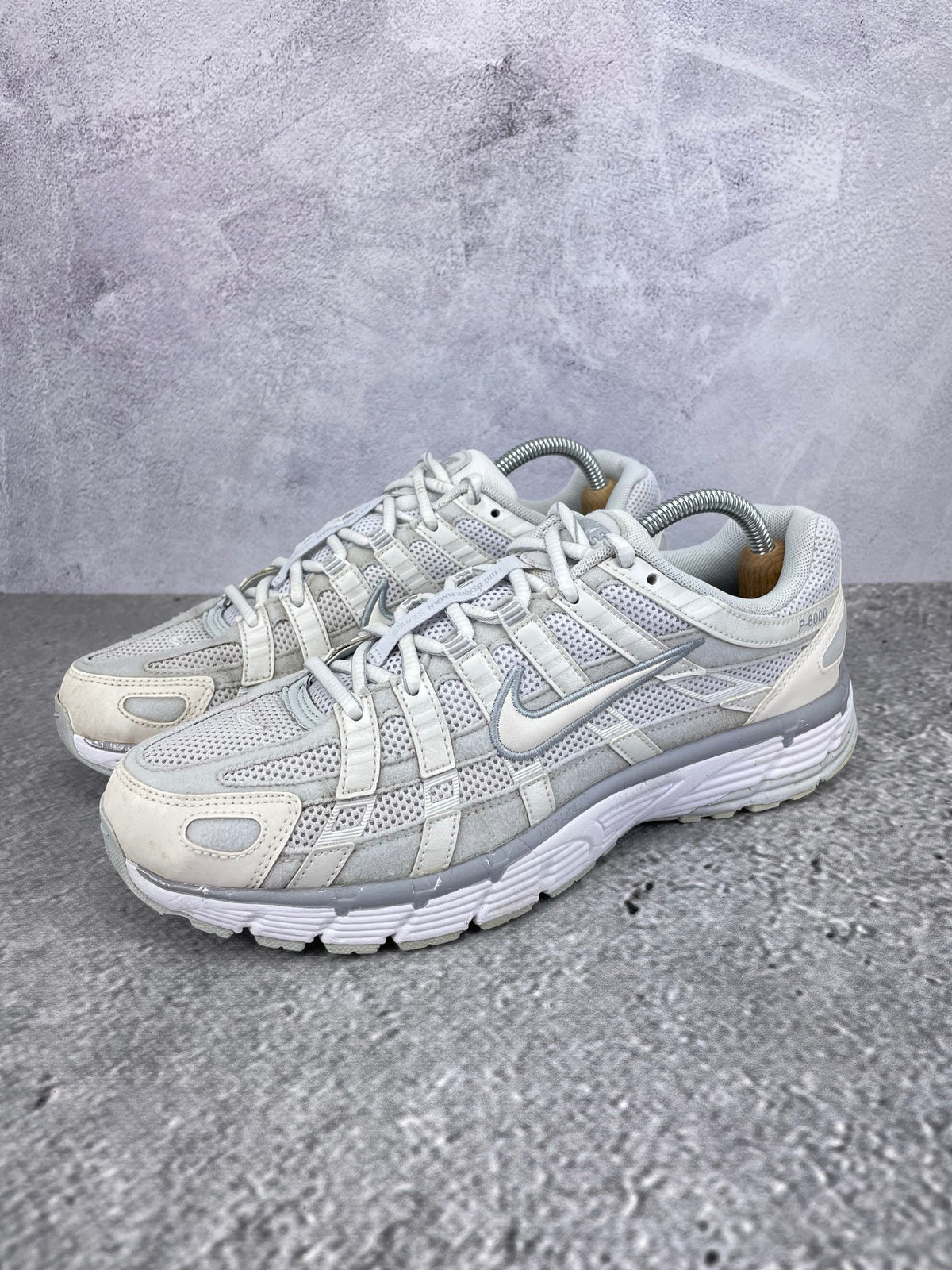 Nike P-6000 FV6603-101 - buty sportowe, widok z boku na tle studyjnym