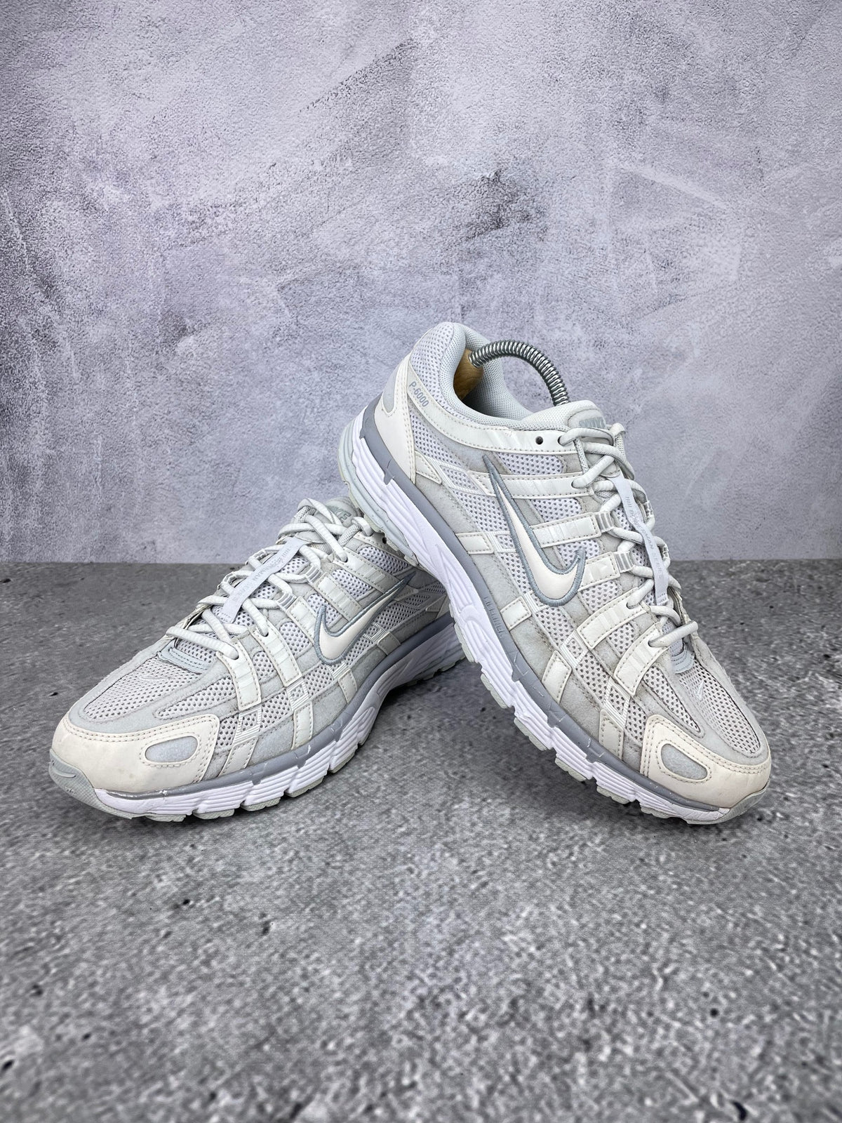 Nike P-6000 FV6603-101 - buty sportowe, para butów, widok z boku na tle studyjnym