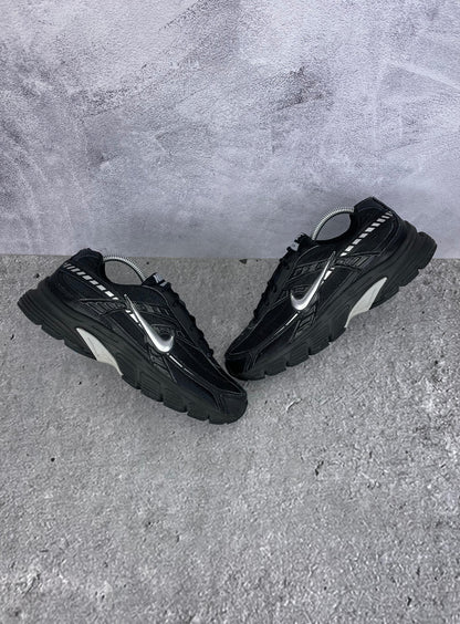 Nike Initiator IB4595-001 - buty sportowe, widok z góry na zewnętrzną stronę butów