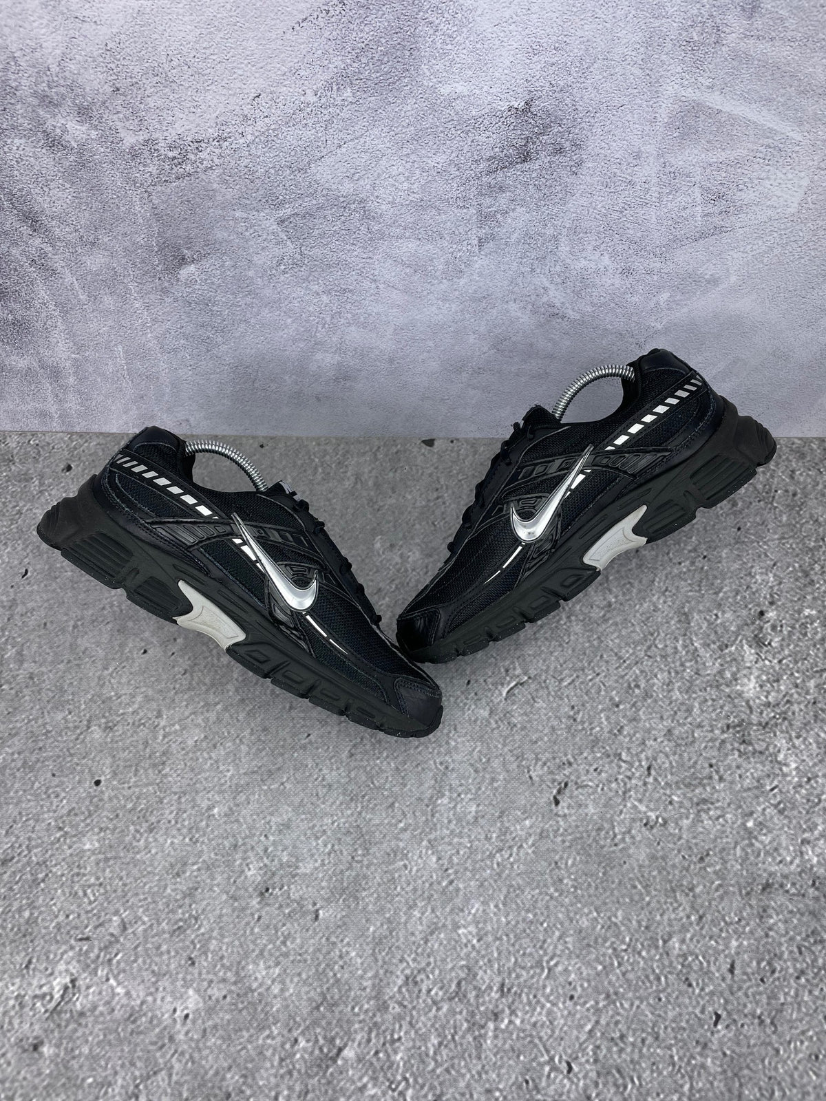 Nike Initiator IB4595-001 - buty sportowe, zewnętrzny panel prawego buta