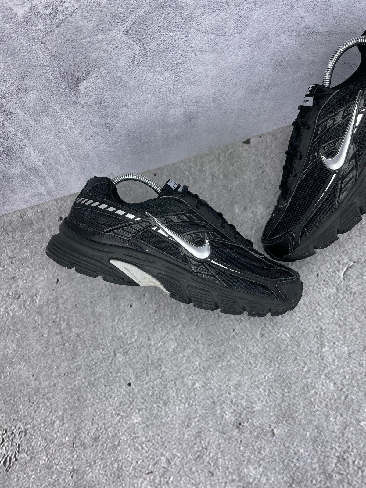 Nike Initiator IB4595-001 - buty sportowe, zewnętrzny panel lewego buta