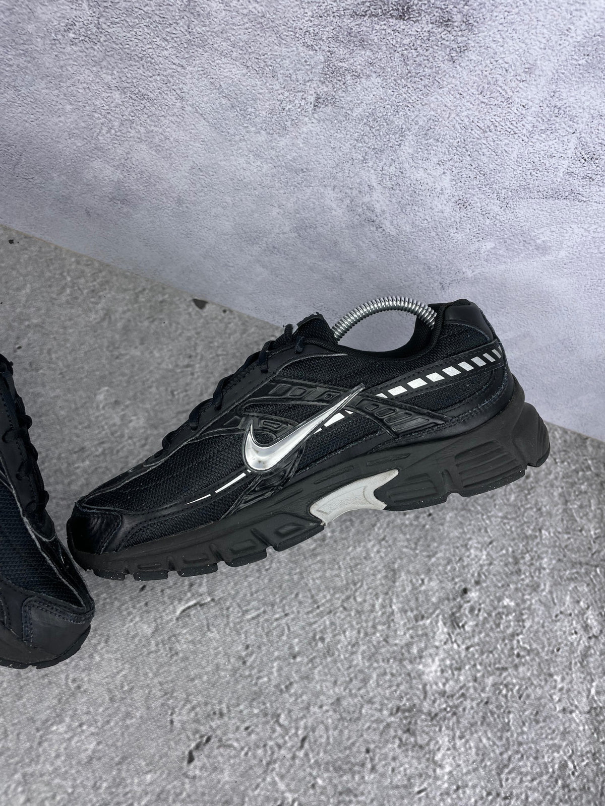 Nike Initiator IB4595-001 - buty sportowe, wewnętrzny panel prawego buta