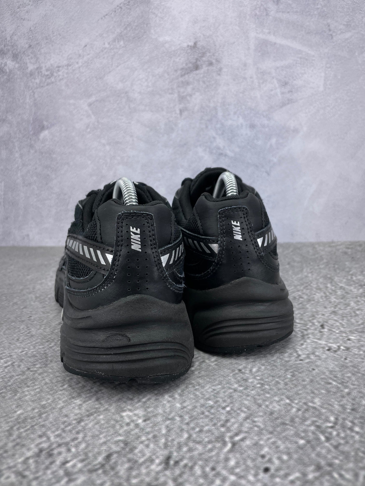 Nike Initiator IB4595-001 - buty sportowe, widok z tyłu