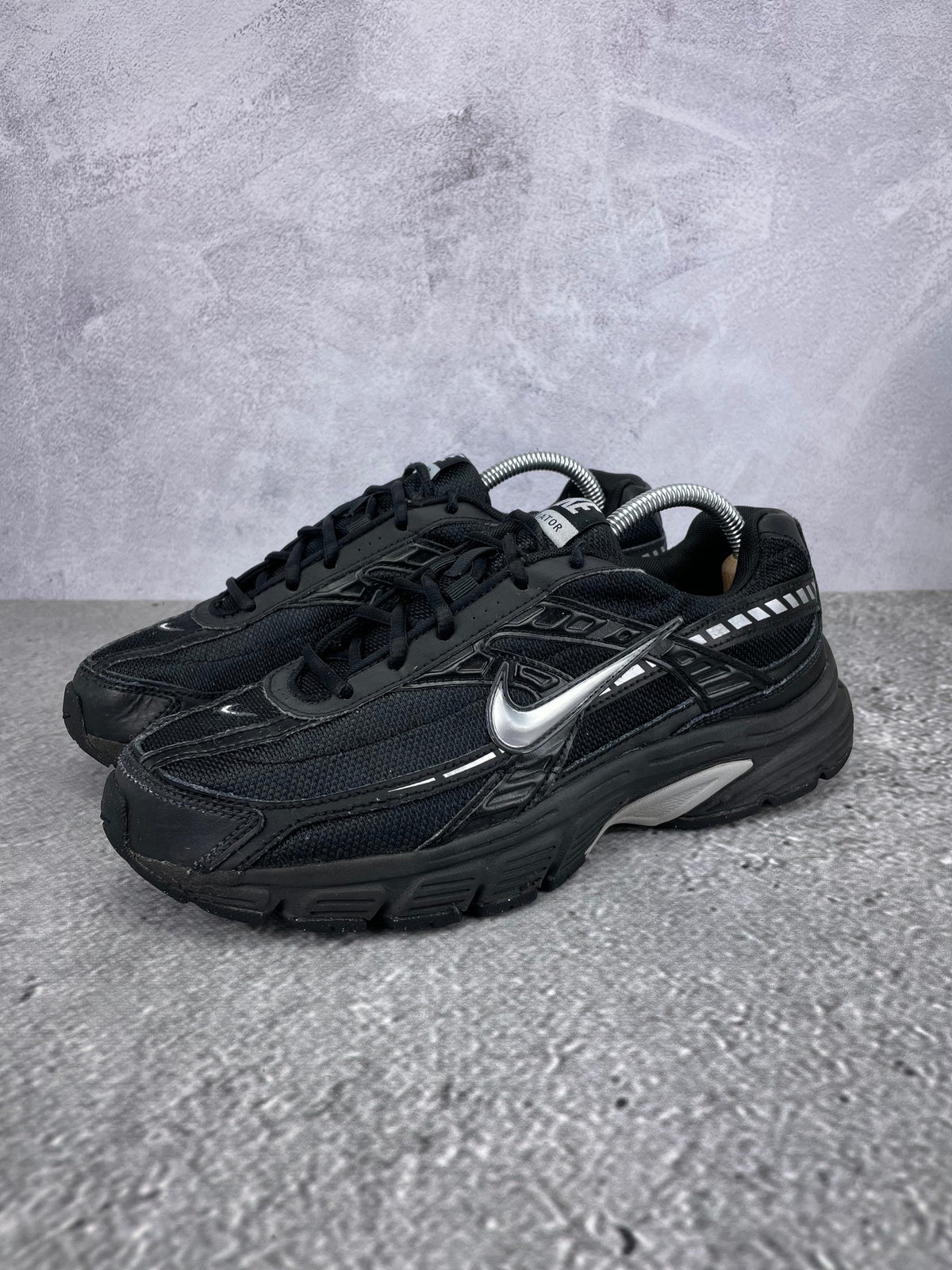 Nike Initiator IB4595-001 - buty sportowe, widok z boku na tle studyjnym