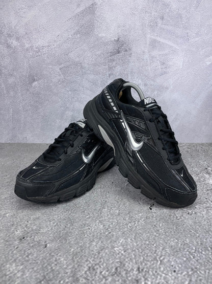 Nike Initiator IB4595-001 - buty sportowe, para butów, widok z boku na tle studyjnym