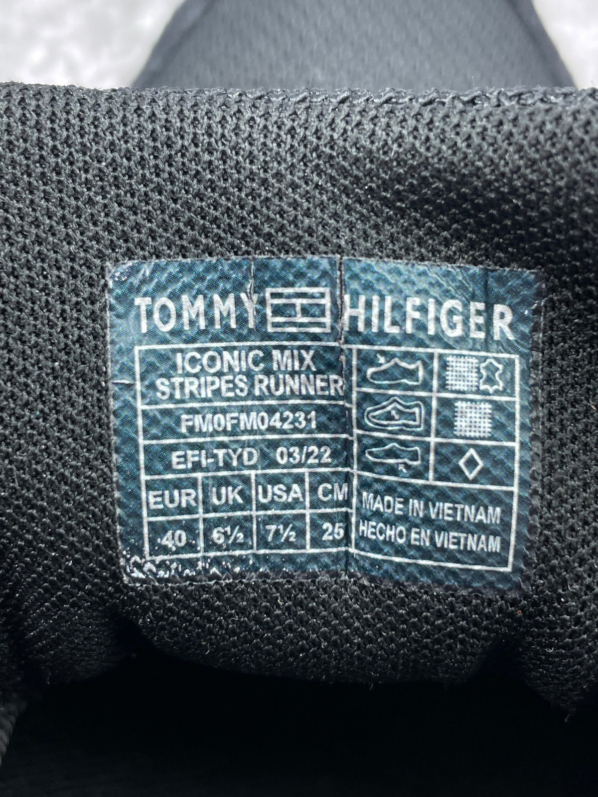 Tommy Hilfiger Iconic Mix Runner FM0FM04733 - buty sportowe, metka