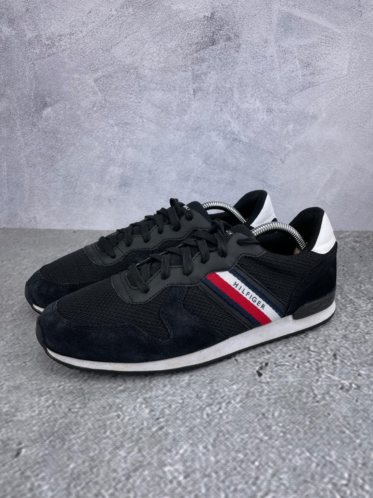 Tommy Hilfiger Iconic Mix Runner FM0FM04733 - buty sportowe, widok z boku na tle studyjnym