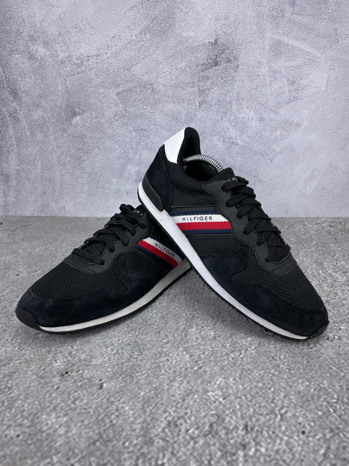 Tommy Hilfiger Iconic Mix Runner FM0FM04733 - buty sportowe, para butów, widok z boku na tle studyjnym