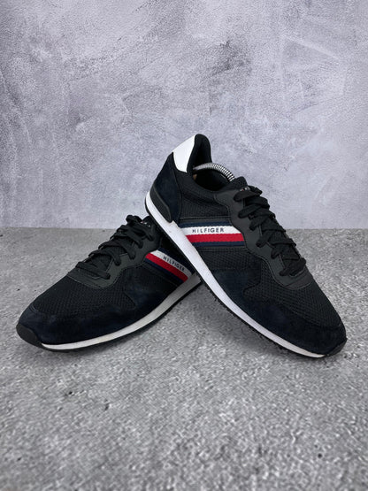 Tommy Hilfiger Iconic Mix Runner FM0FM04733 - buty sportowe, para butów, widok z boku na tle studyjnym