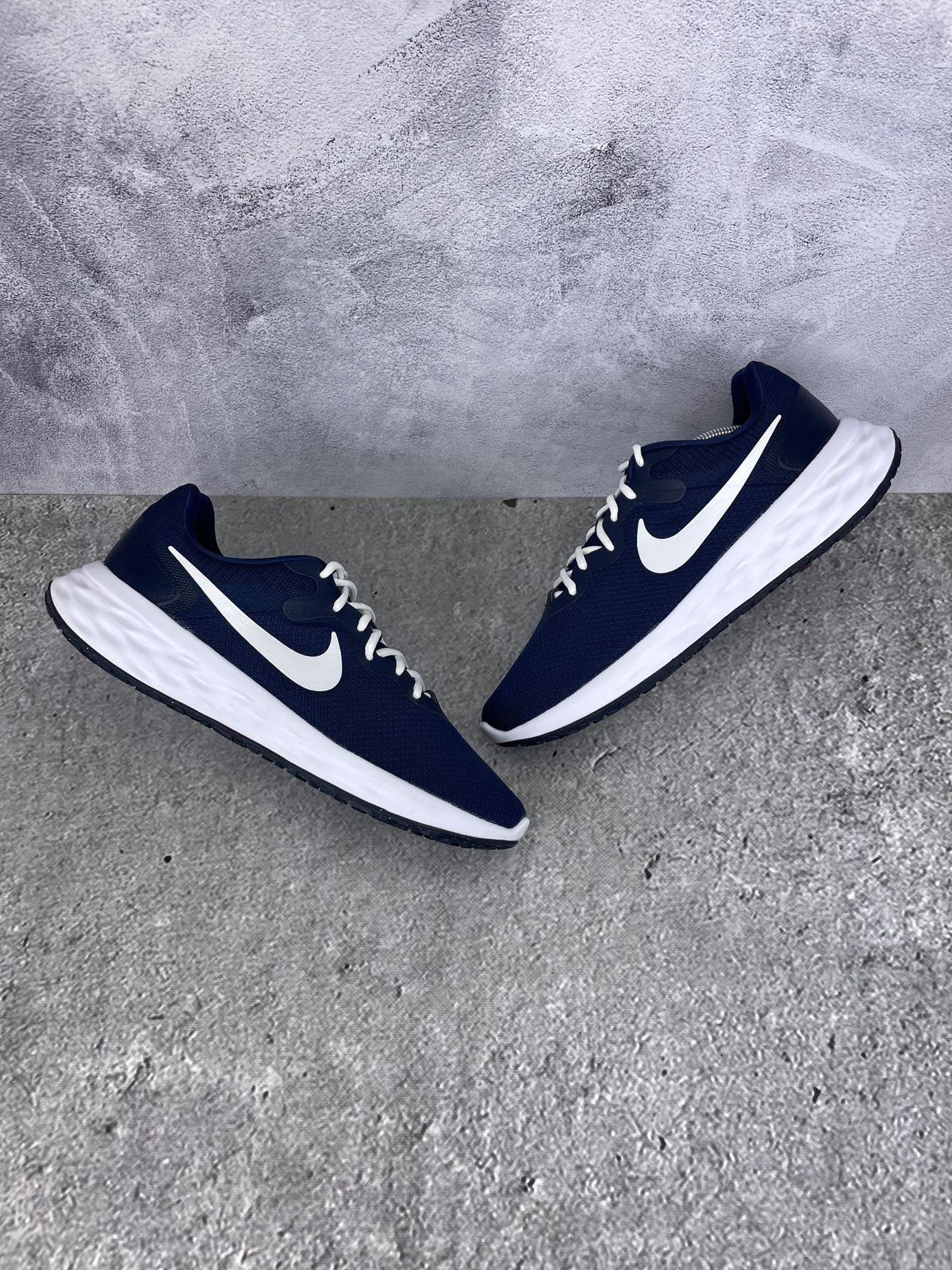 Nike Revolution 6 Next Nature Midnight Navy - buty sportowe, widok z góry na zewnętrzną stronę butów