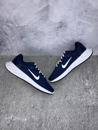 Nike Revolution 6 Next Nature Midnight Navy - buty sportowe, zewnętrzny panel prawego buta