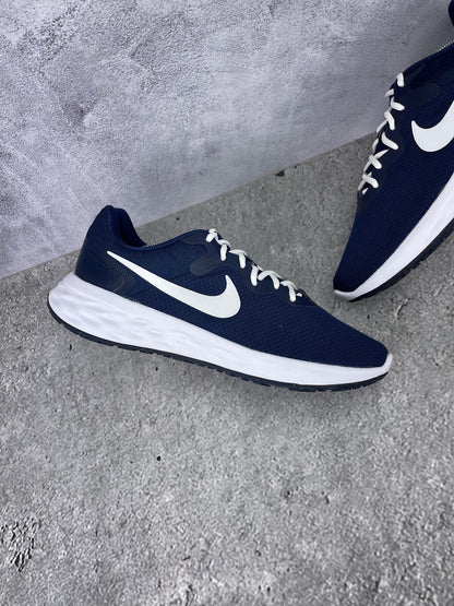 Nike Revolution 6 Next Nature Midnight Navy - buty sportowe, zewnętrzny panel lewego buta