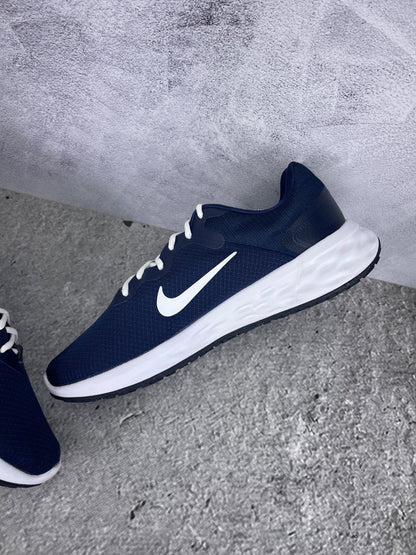 Nike Revolution 6 Next Nature Midnight Navy - buty sportowe, wewnętrzny panel prawego buta