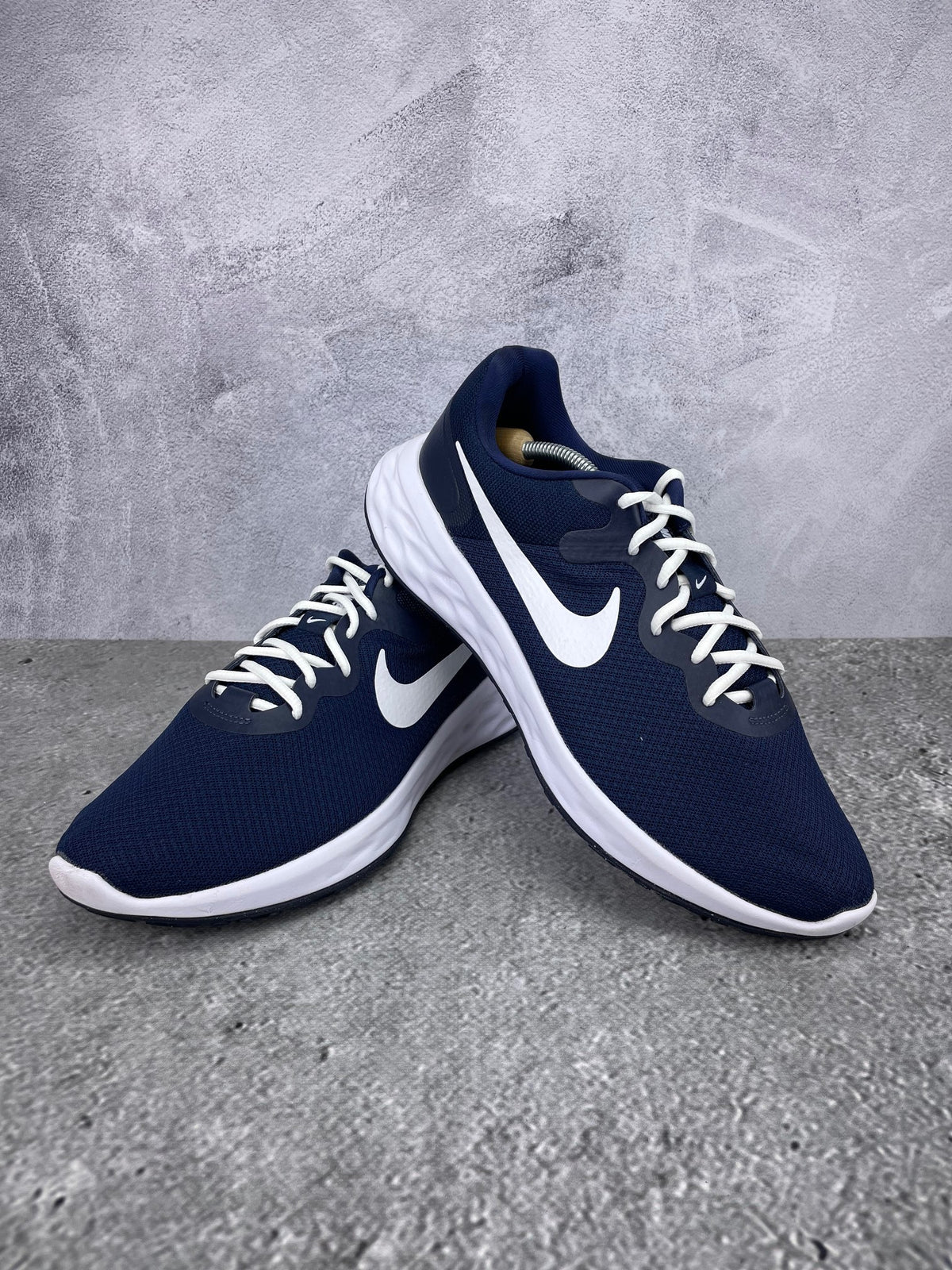Nike Revolution 6 Next Nature Midnight Navy - buty sportowe, para butów, widok z boku na tle studyjnym