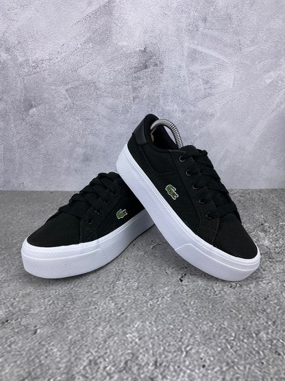 Lacoste Ziane Platform 745CFA0012312 - buty sportowe, para butów, widok z boku na tle studyjnym
