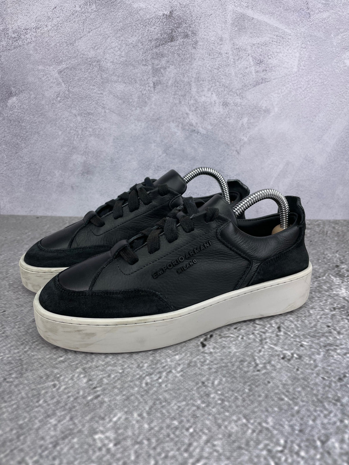Emporio Armani Sneakers Platform X3X207XN391 - buty sportowe, widok z boku na tle studyjnym